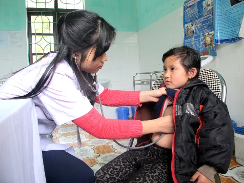 Các y, bác sỹ trẻ bệnh viện Việt Nam – Thụy Điển khám bệnh cho các em thiếu nhi